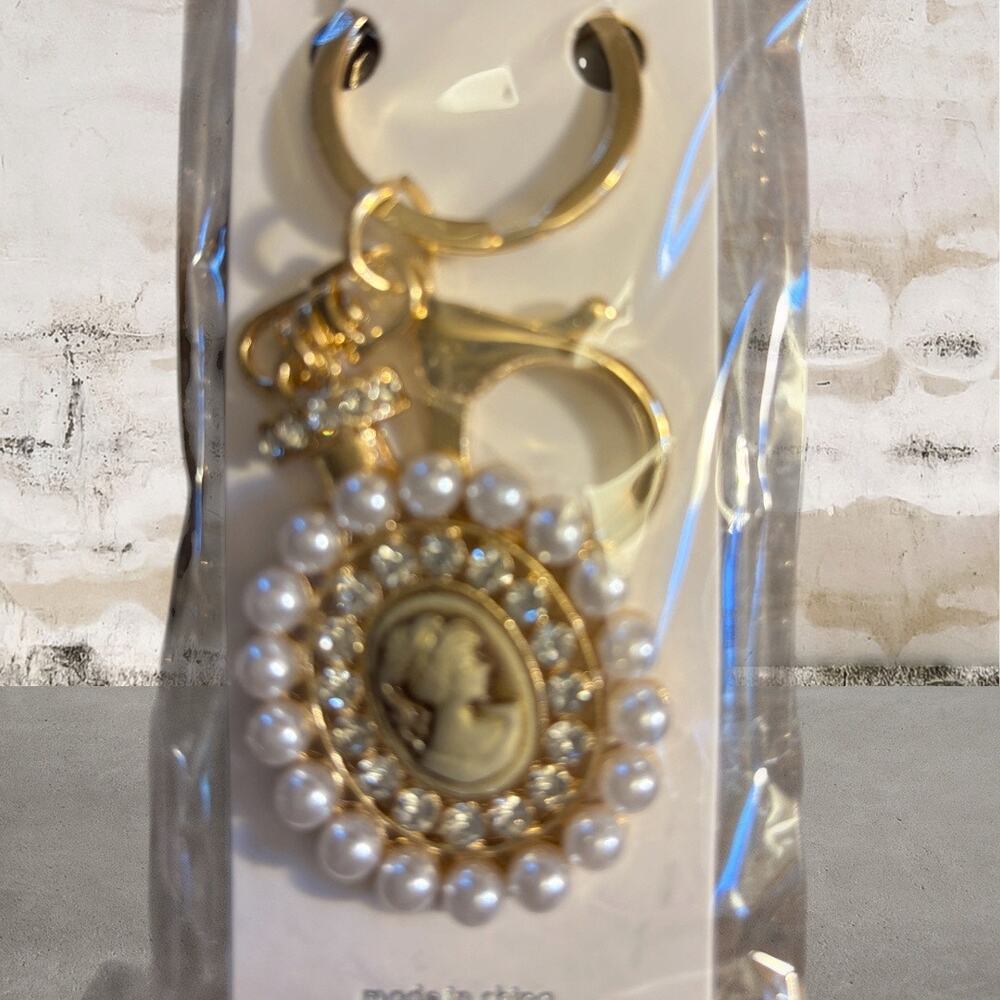 Mint Portrait Surrounded by Faux Pearls and Rhinestones Keychain Bag Charm NEW - Picture 7 of 7